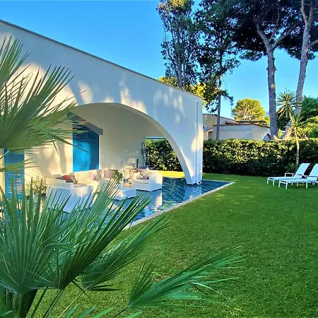 Luxury Villa, Only 50 Mt. From The Beach. فيلة كاريني